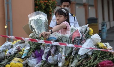 Jambangan bunga tanda simpati di pekarangan SJKC Mun Choong