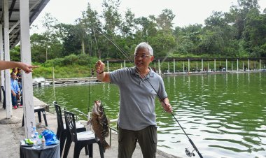 Agong, Raja Permaisuri luang masa memancing bersama