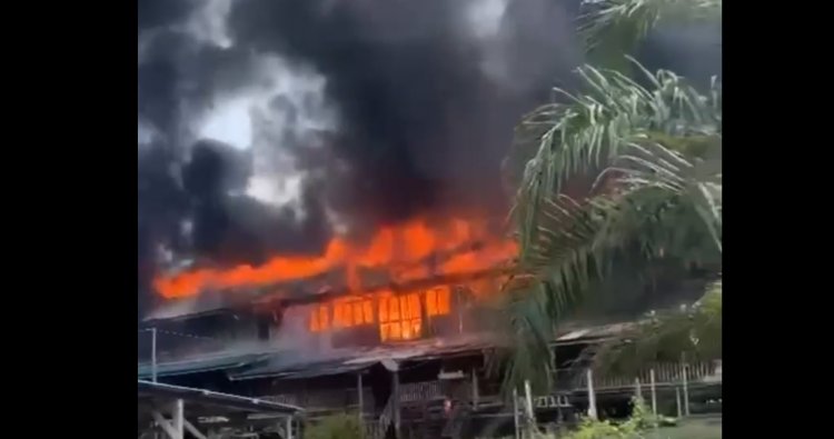 Rumah panjang terbakar, 300 penghuni hilang tempat tinggal