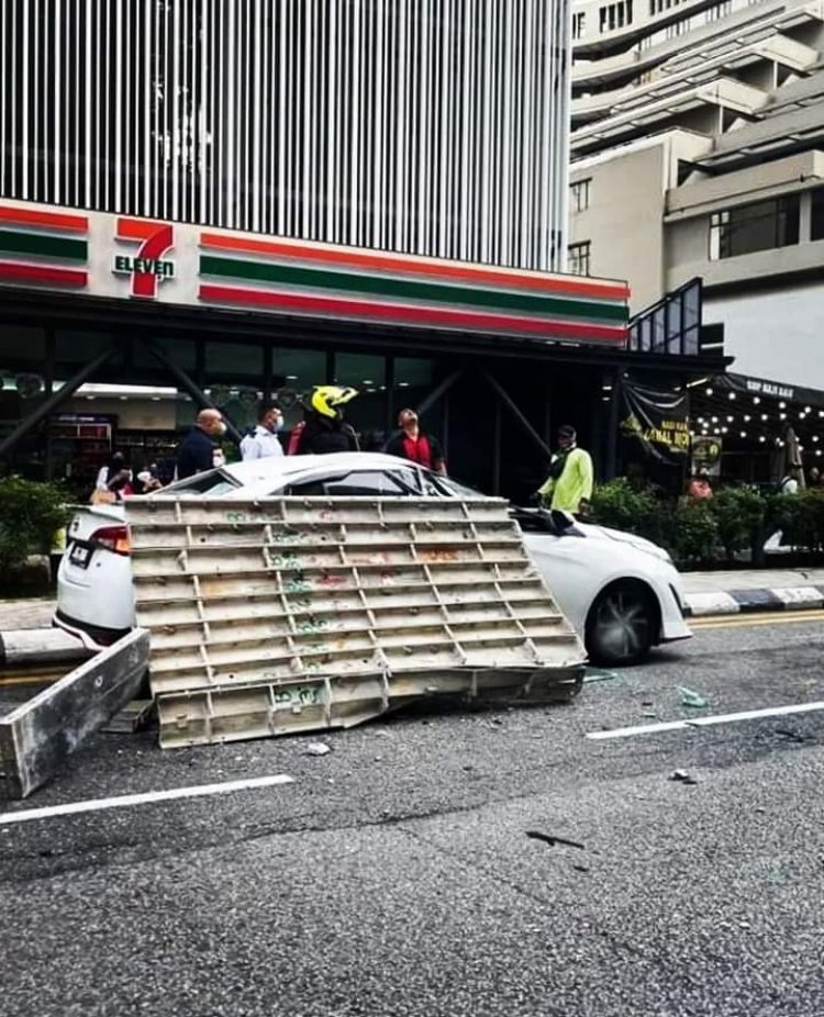 Bahan binaan jatuh dari tingkat 56, pemandu Vios terselamat dari maut