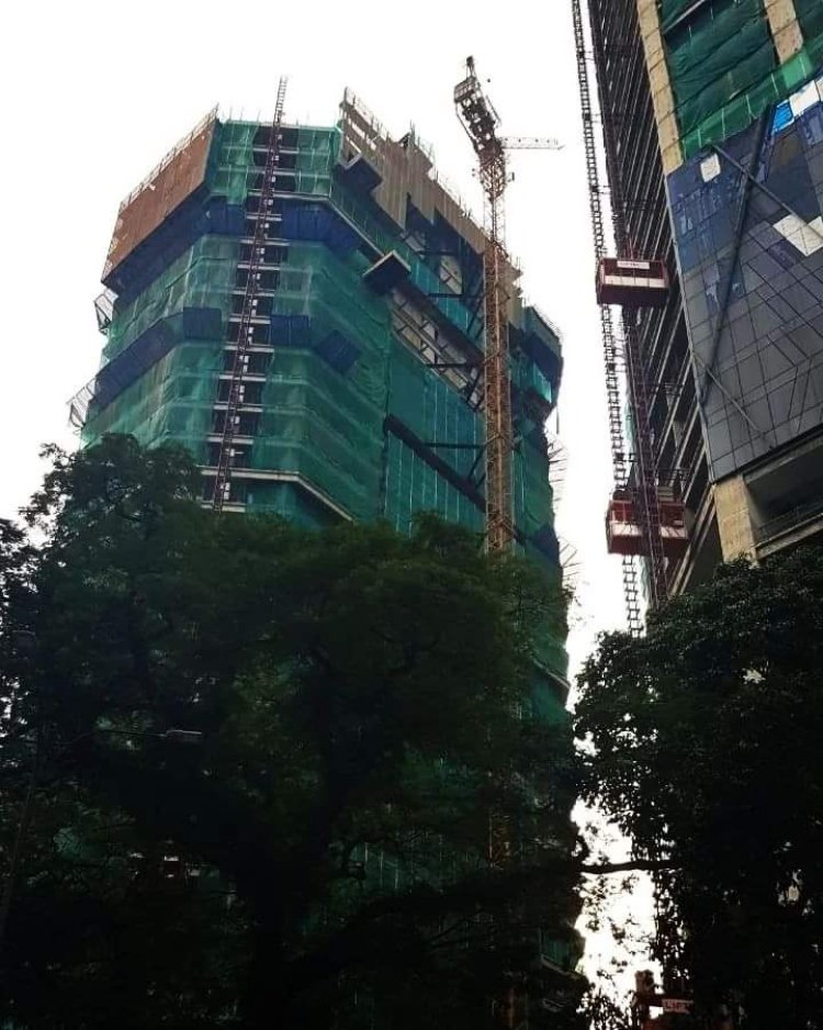Bahan binaan jatuh dari tingkat 56, pemandu Vios terselamat dari maut