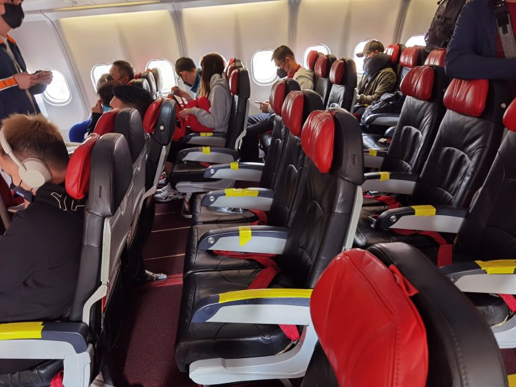 Kerusi pesawat Air Asia rosak, hanya bertutup pita pelekat