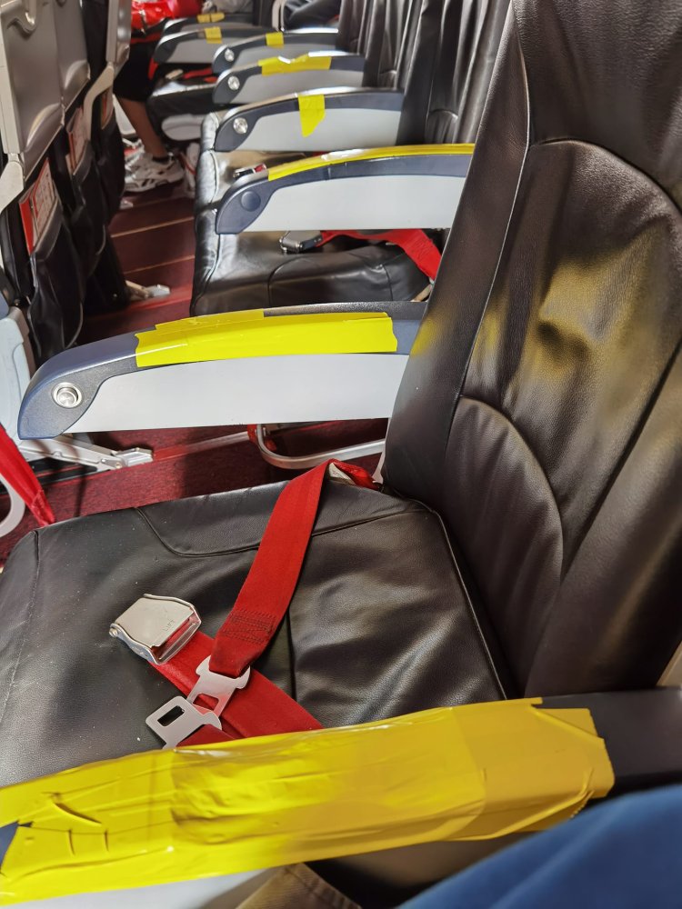 Kerusi pesawat Air Asia rosak, hanya bertutup pita pelekat