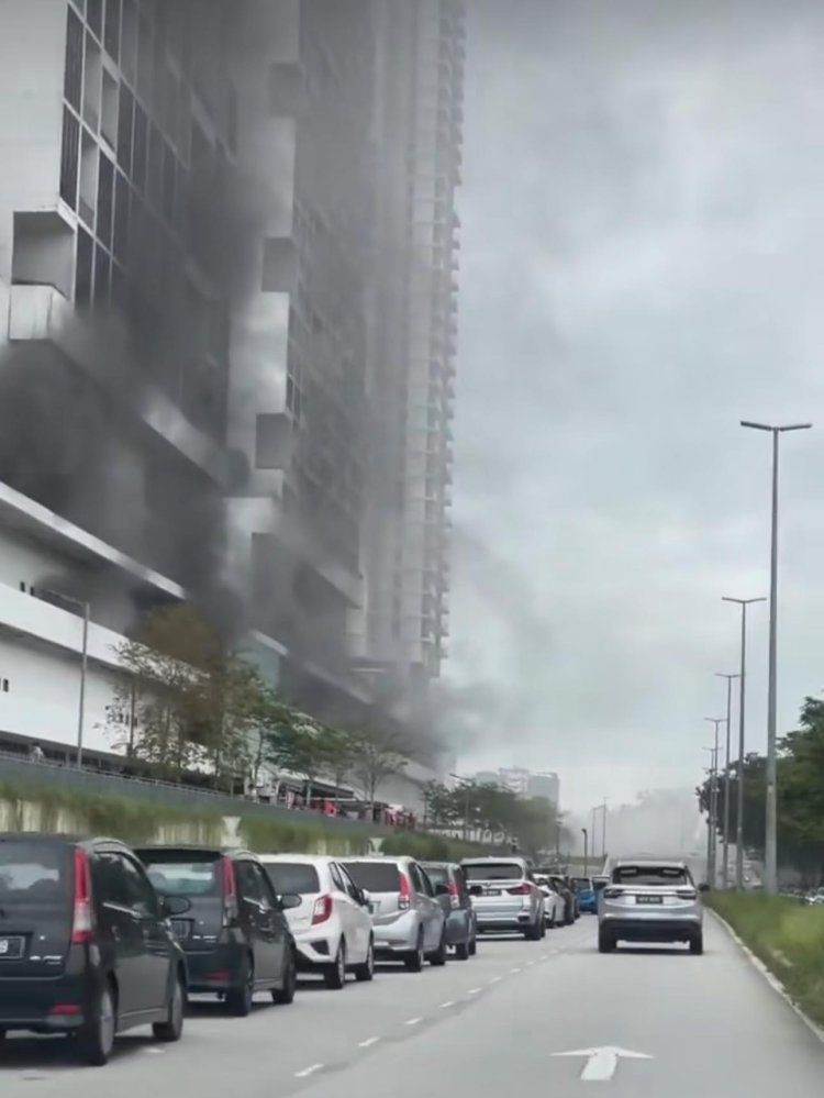 Kondominium Skypark Cyberjaya terbakar