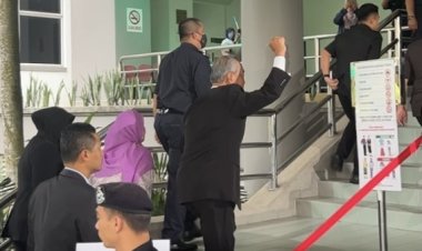 Muhyiddin tiba di Mahkamah Shah Alam