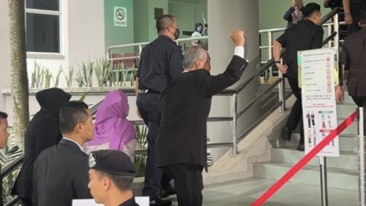 Muhyiddin tiba di Mahkamah Shah Alam