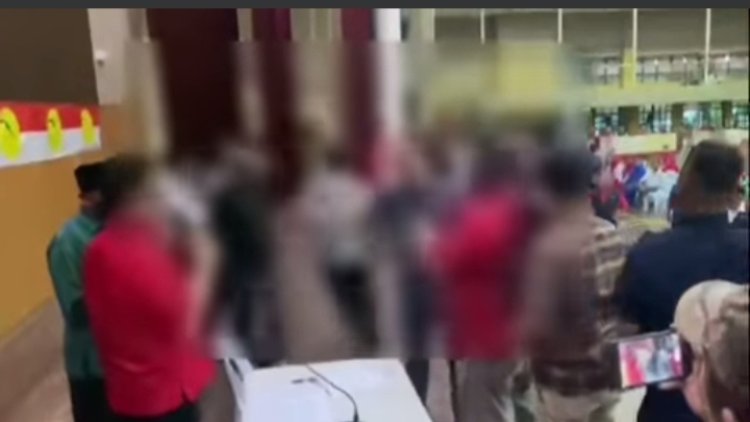 Persidangan UMNO Bahagian Lahad Datu kecoh, penyokong bertumbuk atas pentas