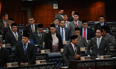 Protes usul bahas isu KWSP ditolak, Ahli Parlimen pembangkang bertindak keluar dewan